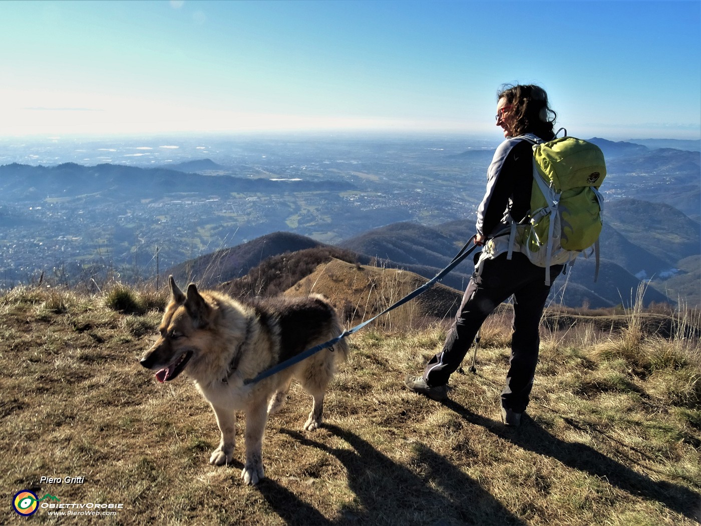 35 Dalla cima del Canto Alto (1146 m) vista panoramica a 360 gradi.JPG